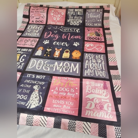 667- Motivational Words Best Dog Mom Ever Blanket NWT - Picture 3 of 6